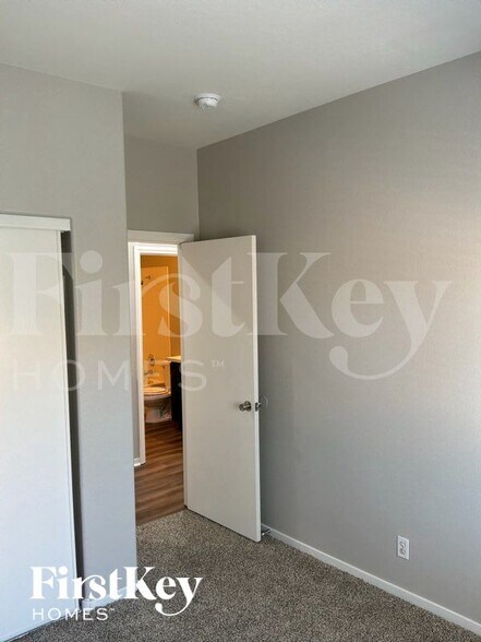 Building Photo - 971 Whispering Grove Ave