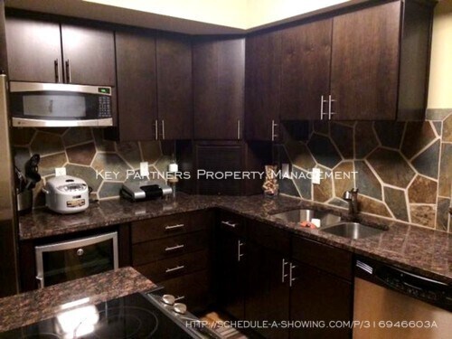 Building Photo - 520 W 10th St - Stunning townhome with gra...