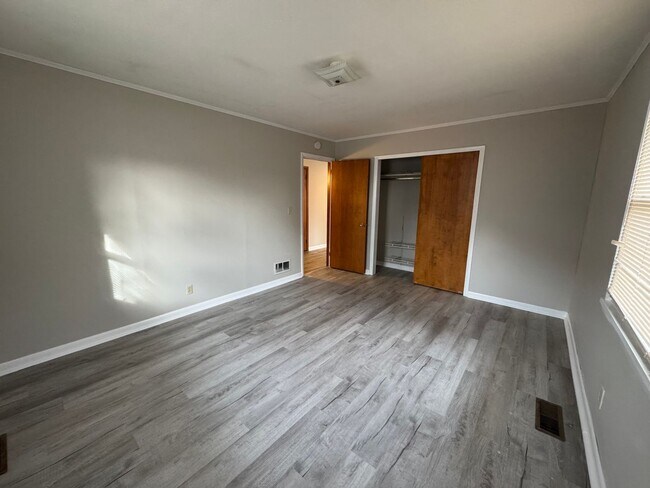 Building Photo - 937/939 E 6TH Ave