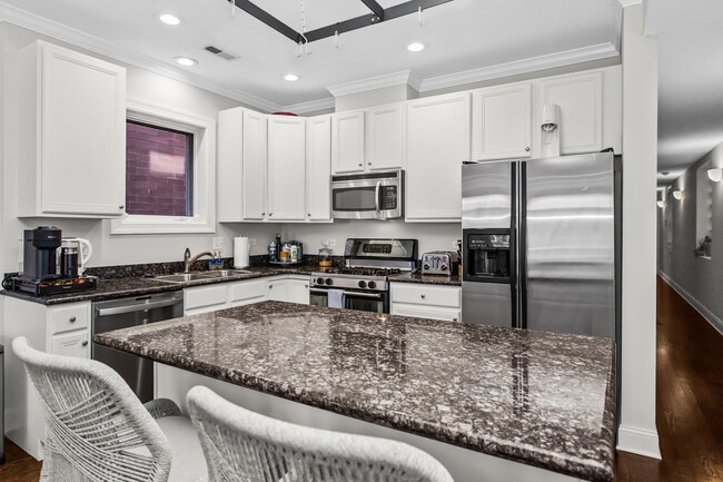 Building Photo - 3928 N Greenview Ave