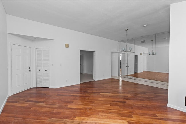 Building Photo - 5051 Pine Dr