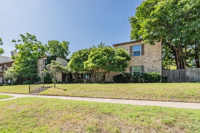 Building Photo - UPDATED 2 bedroom, 1 bathroom with 1 garage space