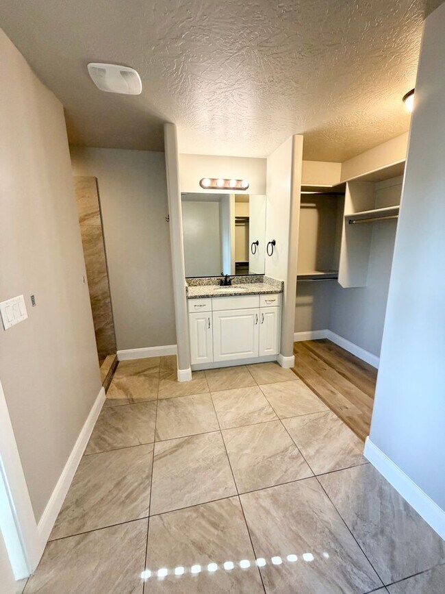 Building Photo - 355 W 200 S