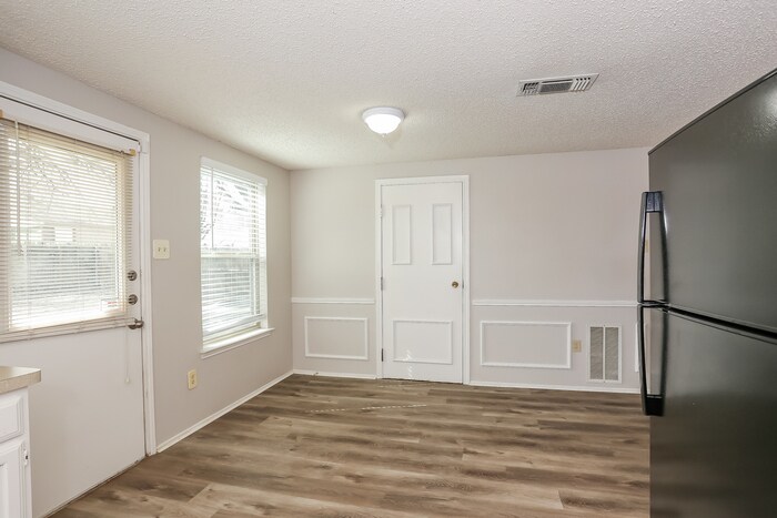 Building Photo - 722 Nightingale Cir