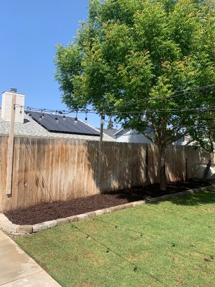 Building Photo - 5886 W Menlo Ave