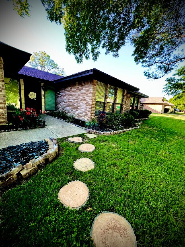 Building Photo - 8 Llano Drive