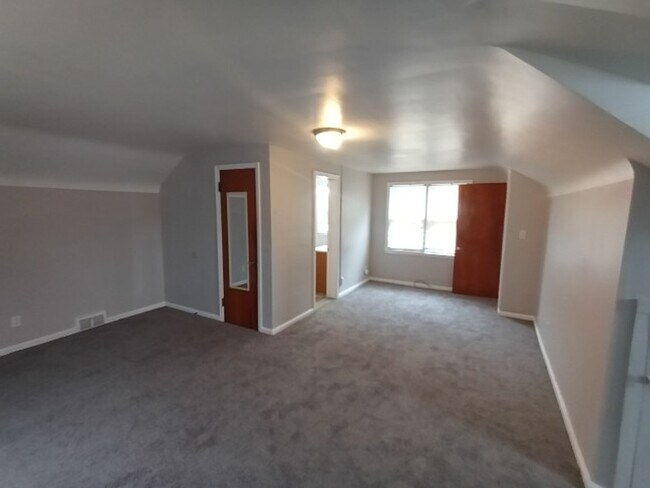 Building Photo - 3 bedroom/1.5 bath now available! $1300/mo!