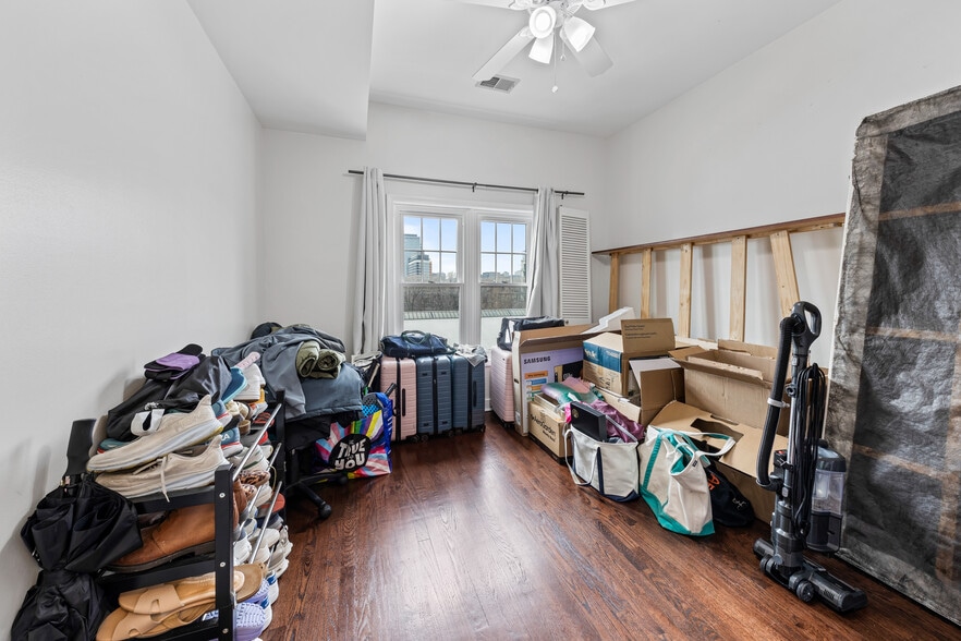 Building Photo - 811 W Superior St