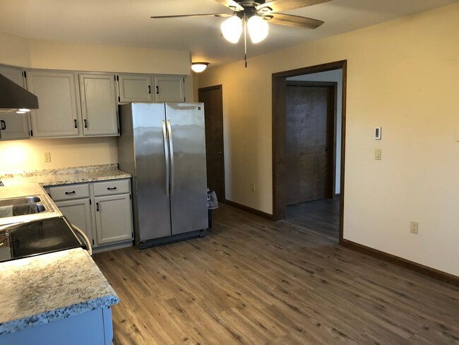 Building Photo - Newly Renovated Spacious 3 Bedroom Townhou...