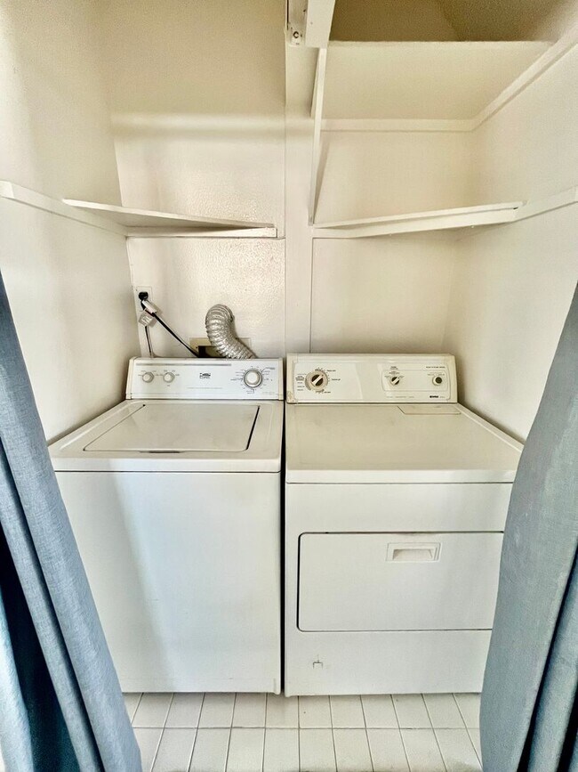 Building Photo - r287