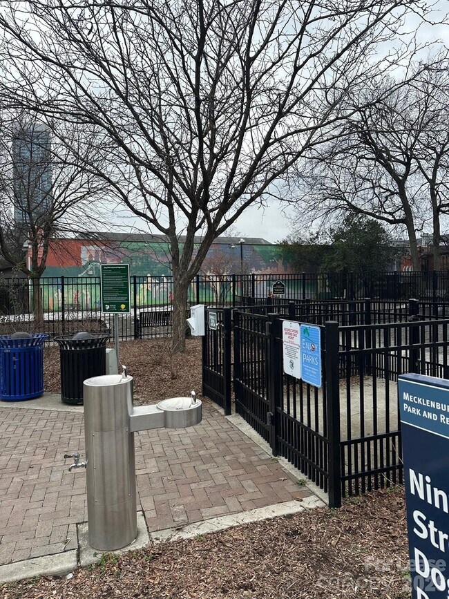 Building Photo - 407 W 9th St