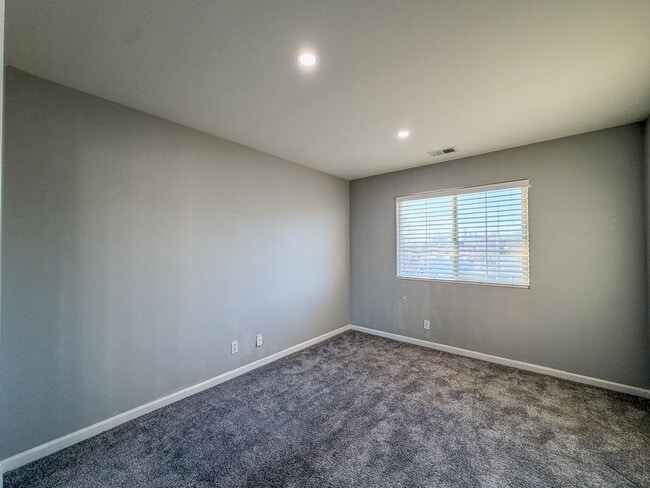 Building Photo - Fantastic. Three bedroom in Gilroy. Corner Lot