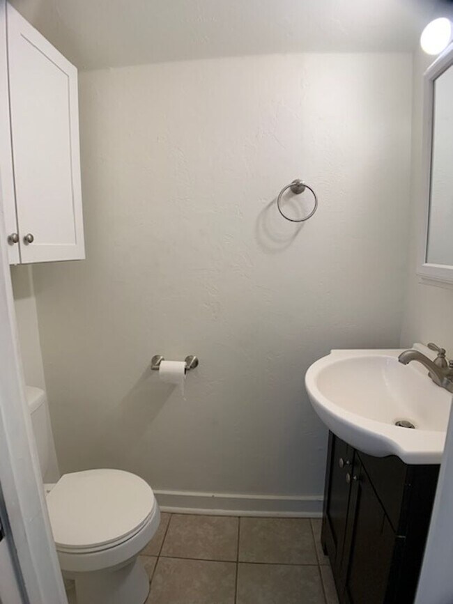 Building Photo - Edmond 3 bed 1 1/2 bath close to UCO