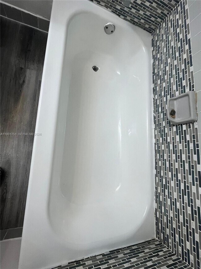 Building Photo - 2871 N Oakland Forest Dr