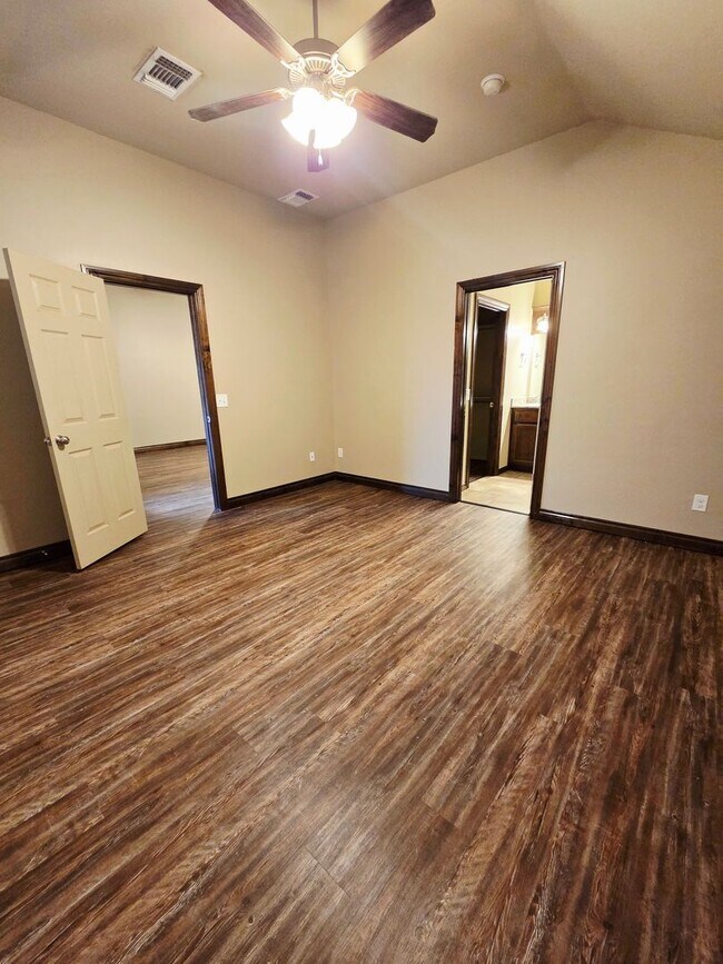 Building Photo - ?YUKON HOME MOVE IN SPECIAL! ?