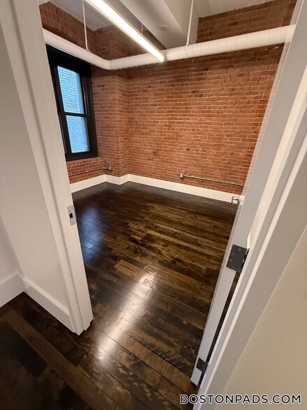 Building Photo - 190 High St