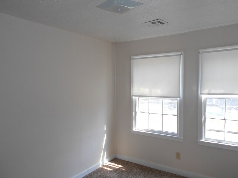 Building Photo - 4403 E Bayley St
