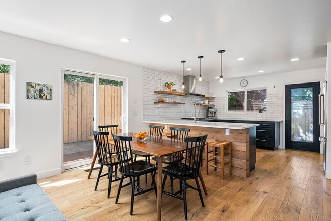 Building Photo - Find a piece of serenity in Historic Old Bend! (Unfurnished)