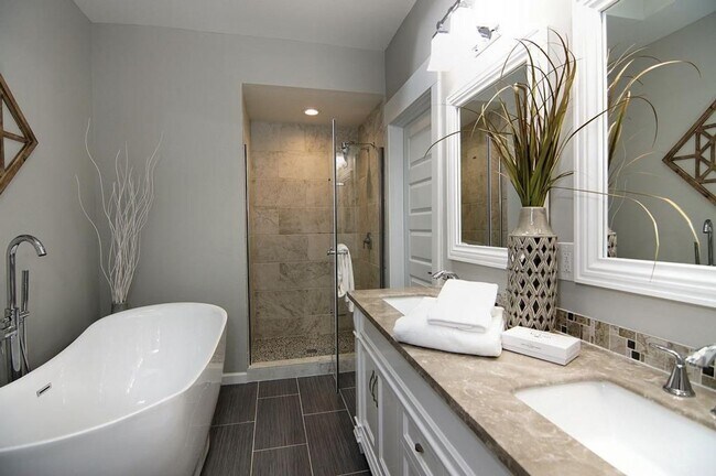 Building Photo - Modern Upgrades in Clifton