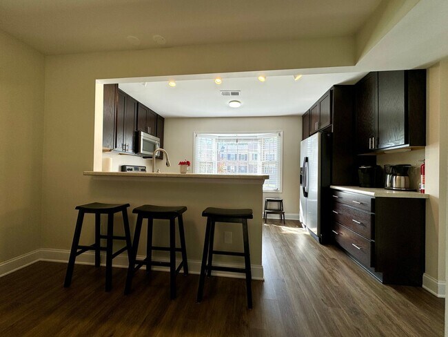 Building Photo - Comfortable Townhome in a Haymarket Square Community