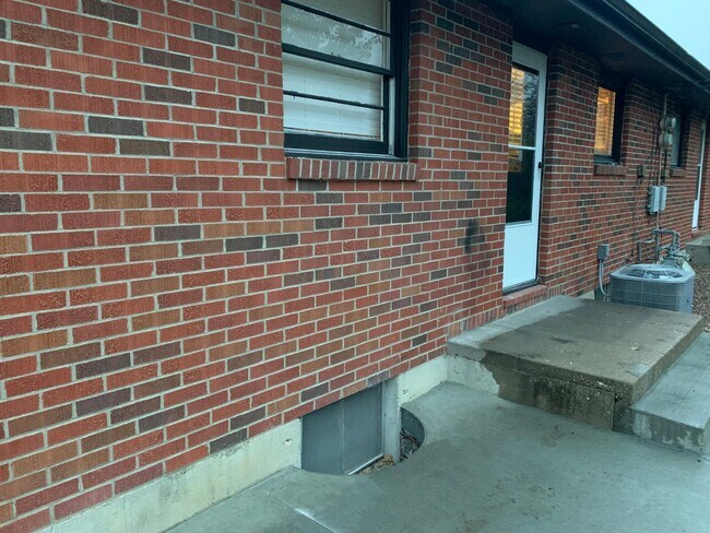 Building Photo - 2502 Braemore Rd