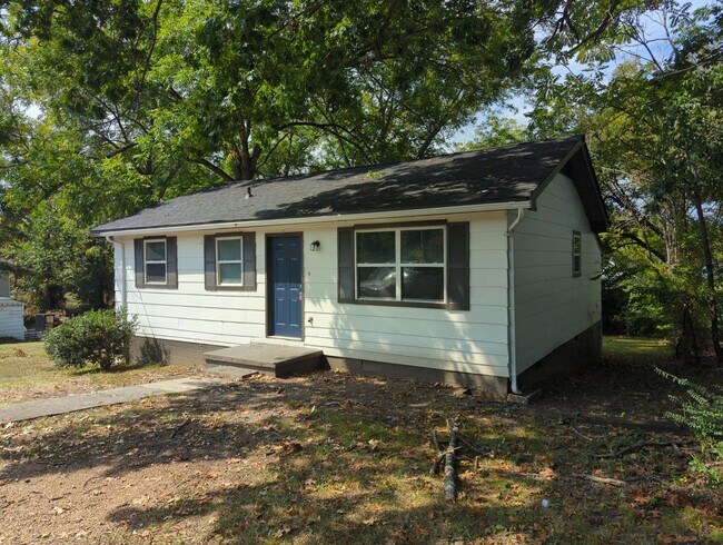 Building Photo - Coming Soon! Cute Renovated House