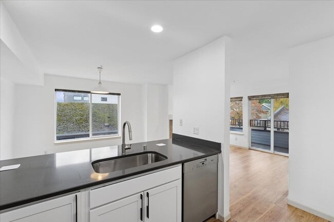 Building Photo - Prime Maple Leaf Bright 2-Bed 2-Bath Corner Condo