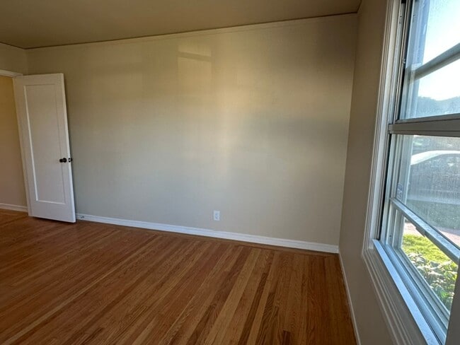 Building Photo - Epic REA - Great Home w/2 BR/1 BA Plus Bonus Loft in Mills Park Neighborhood