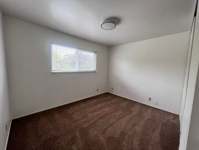 Building Photo - EBS T 1172-1176