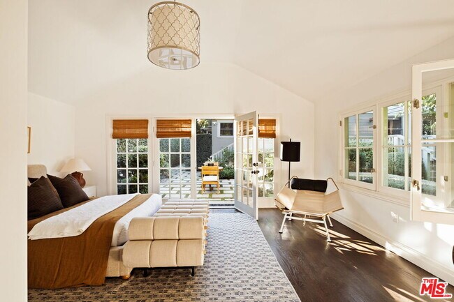 Building Photo - 1438 N Orange Grove Ave