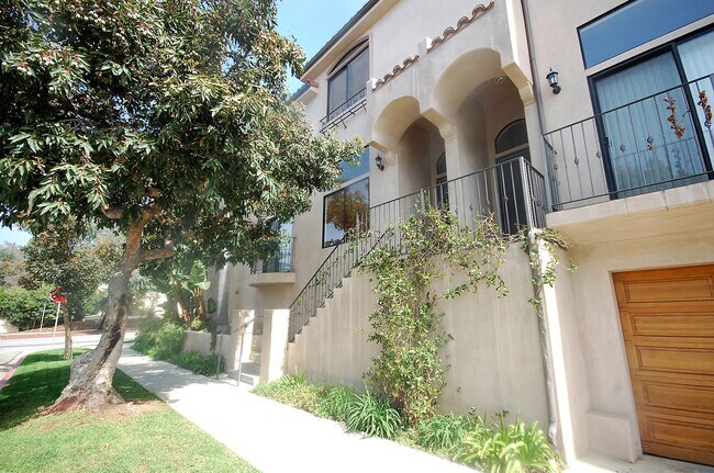 Building Photo - 15920 W Sunset Blvd