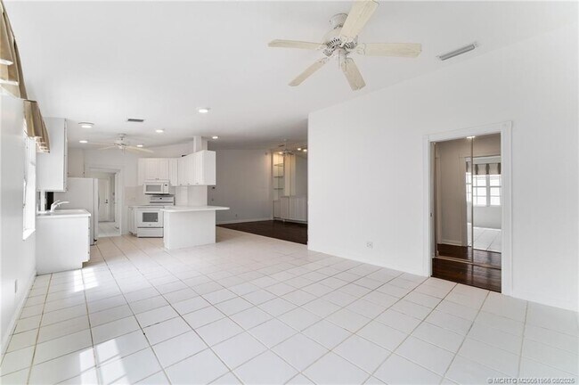 Building Photo - 1607 SW Shady Lake Terrace