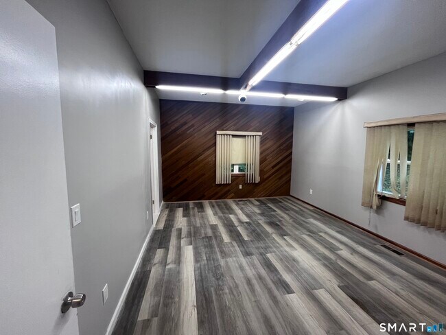 Building Photo - 409 Oak Ave