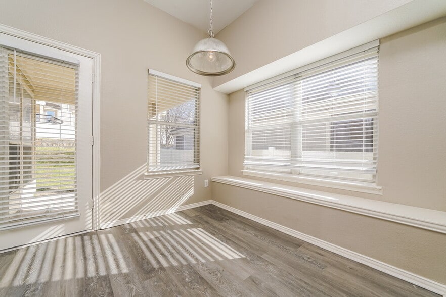 Building Photo - 409 Creekview Dr