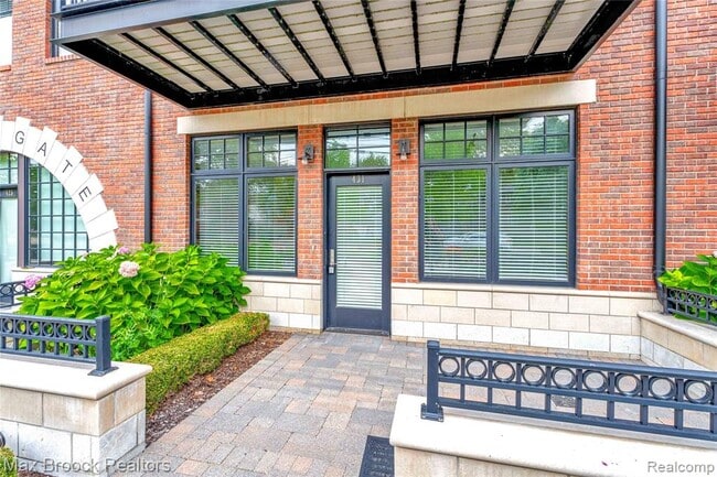 Building Photo - 431 S Eton St