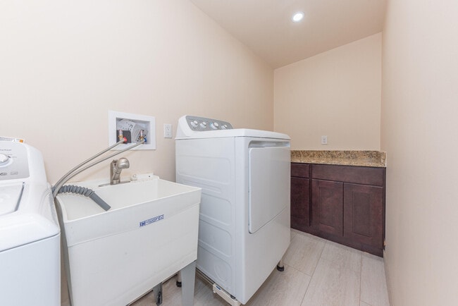 Building Photo - 1520 Traver Rd