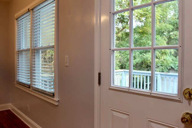 Building Photo - 2287 Vistamont Dr