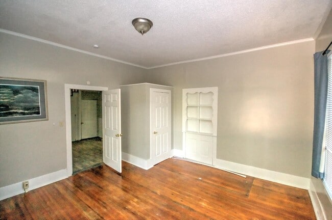 Building Photo - 130 Tryon St