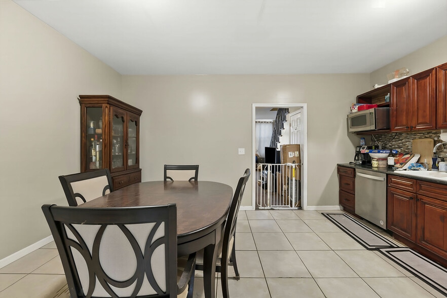 Building Photo - 15 Wales Ave