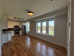 Building Photo - 656 W Wrightwood Ave