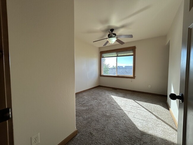 Building Photo - Upgraded 2 Bed, 1.5 Bath Townhouse with St...