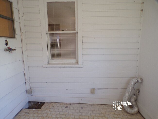 Building Photo - centrally located, pets negotiable with owner approval