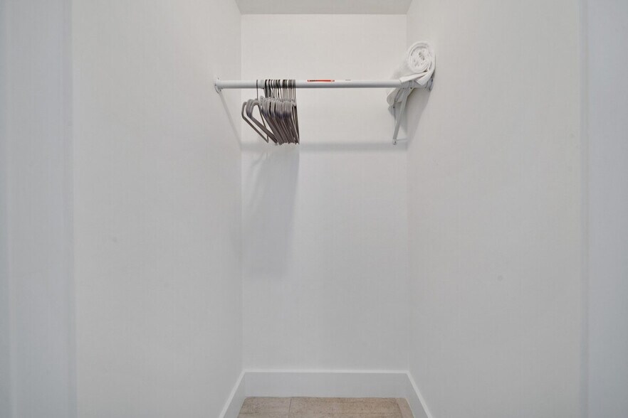 Building Photo - 1302 SW 22nd Ave