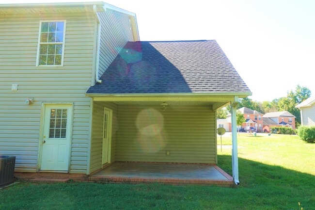 Building Photo - 206 River Oaks Cir