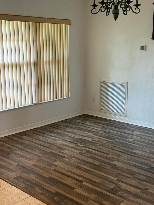 Building Photo - 5824 NW Zenith Dr