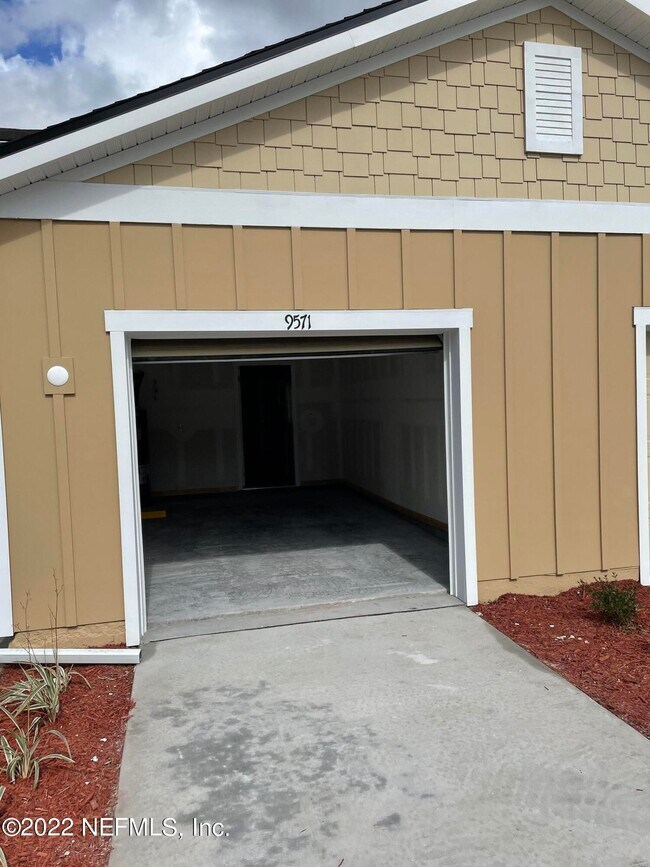 Building Photo - 9571 Star Dr