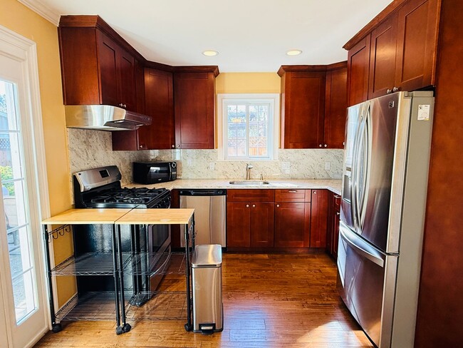 Building Photo - Great 1 Bedroom Home With In Unit Laundry and Private Patio in Menlo Park