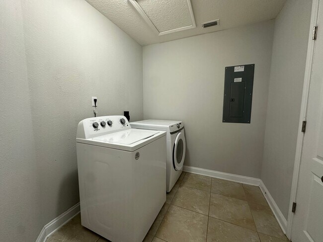 Building Photo - Large Home at Work Golf Village