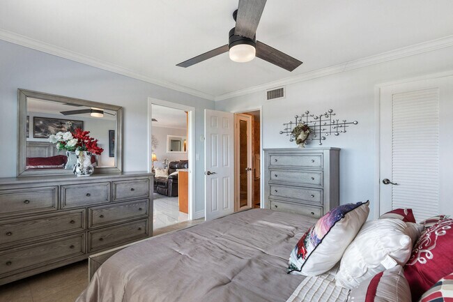 Building Photo - 1160 Hillsboro Mile