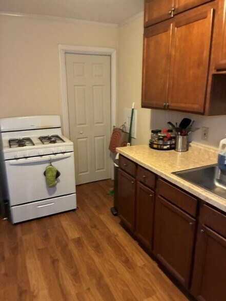 Kitchen with Gas Stove - 4855 Nicollet Ave